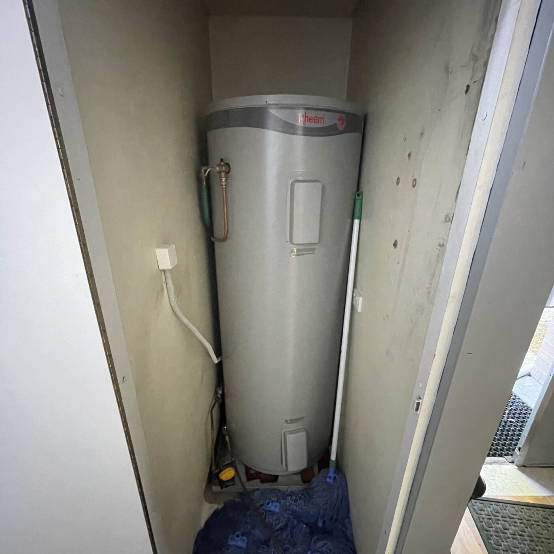 Hot water tank